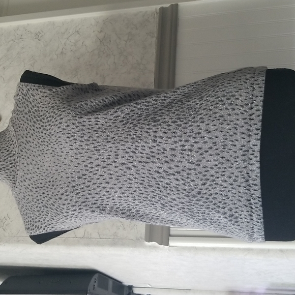 Lightweight sleeveless metalic small turtleneck by Style Co - Picture 4 of 5